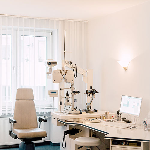 Augenärztin Düsseldorf Innenstadt - Dr. Vogelsang - Behandlungszimmer der Praxis